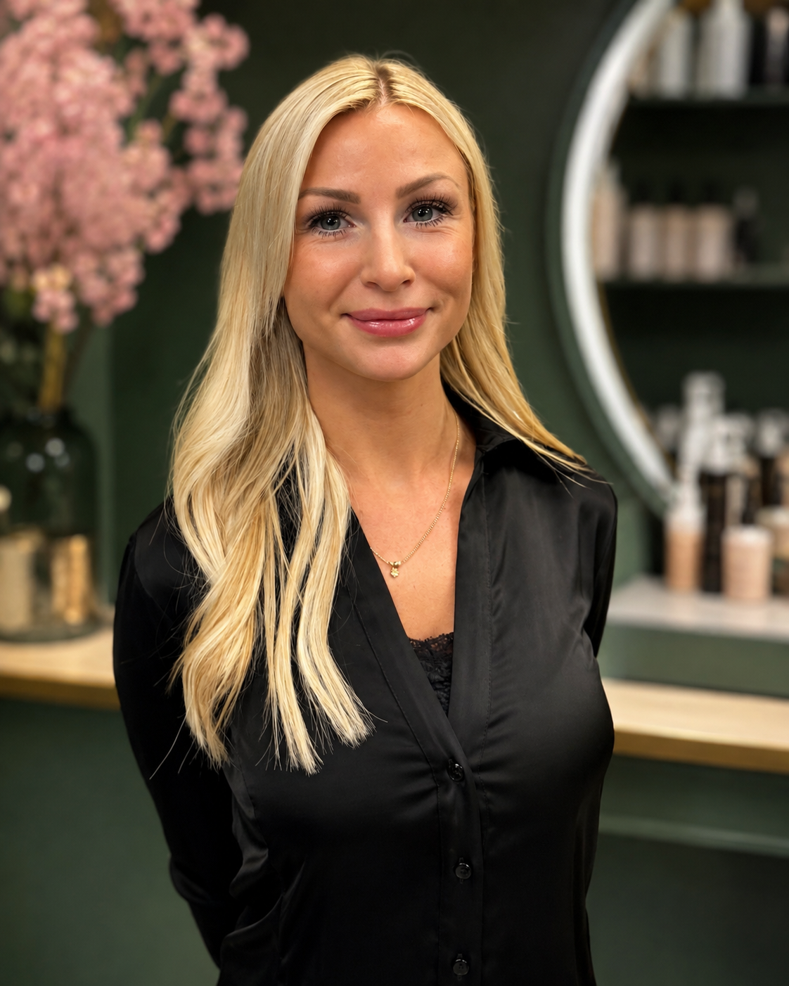 Mia — frisør hos Sanner Hair